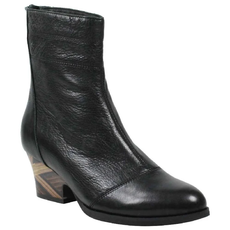 Women'S Joosa Boot in Black Lamba